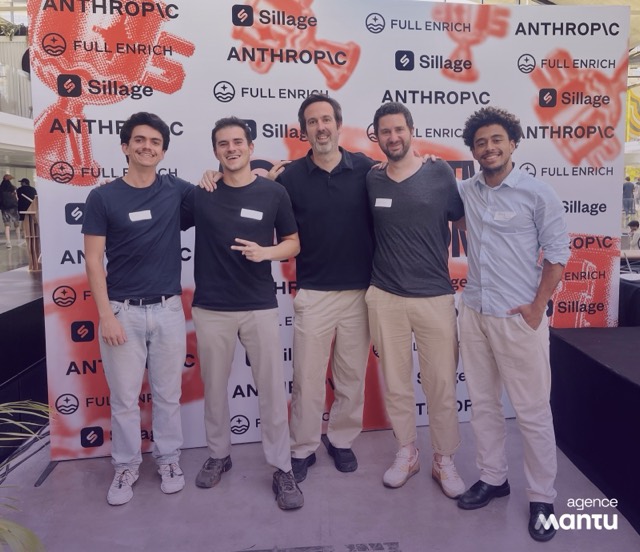 L'équipe Mantu au GTM hackathon, devant le photocall Anthropic, Sillage et FullEnrich